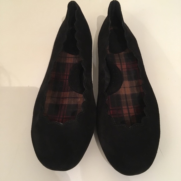Born Shoes Born Sz 2 M Black Suede Flats W Scalloped